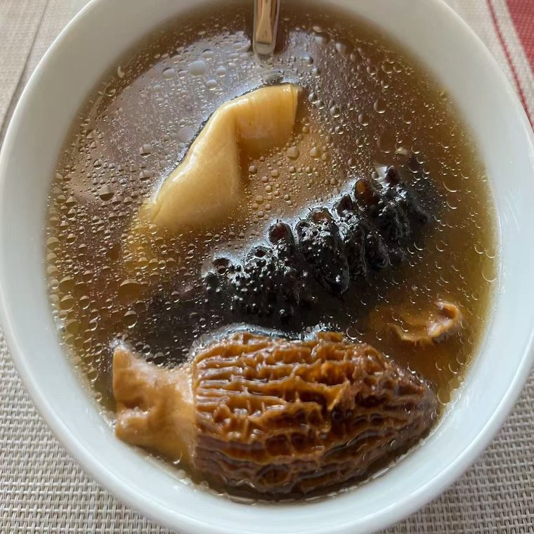 Sea cucumber and morel mushroom soup