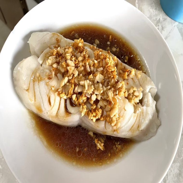 Steamed fish with garlic and soy