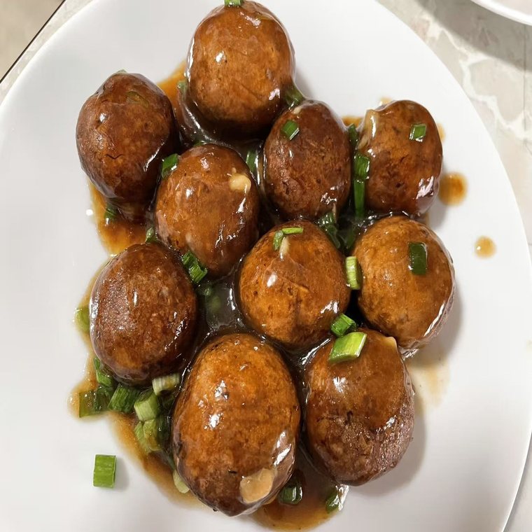 Braised meatballs with spring onion